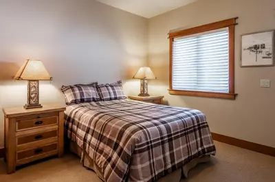 a bedroom with a bed and a window and two lamps at Newly Updated Red Slate 4 is a 4 Bedrm 3 full Bathrm Townhome Close to Canyon Lodge That Sleeps 10 in Mammoth Lakes