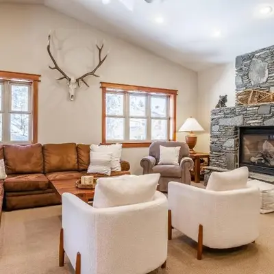 Newly Updated Red Slate 4 is a 4 Bedrm 3 full Bathrm Townhome Close to Canyon Lodge That Sleeps 10