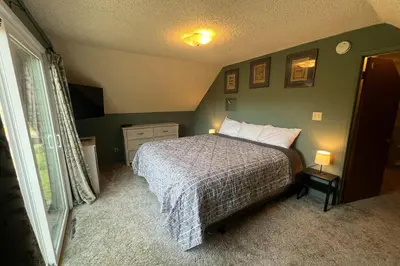 a bedroom with a bed and a window at Hodges Hill Yosemite House in Oakhurst