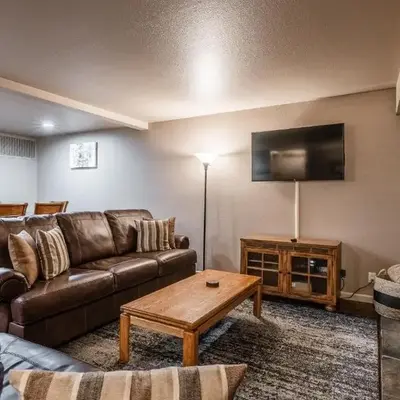 Warm and cozy upgraded 2 bedrm 2 bath single level condo in Snowcreek complex phase IV 563 Sleeps 6