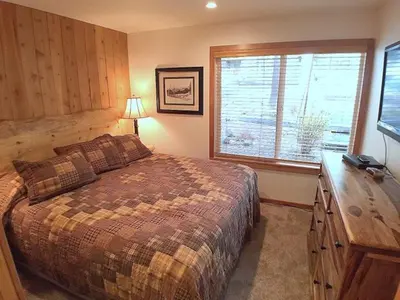 a bedroom with a large bed and a window at 1 Bedroom Premium Condos in Mammoth Lakes