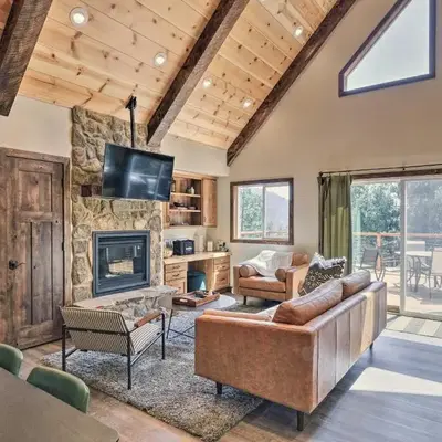 Woodsy Retreat Modern Mi-Wuk Village Cabin!