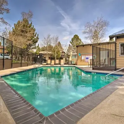 Mammoth Lakes Townhome Less Than 2 Mi to Ski Area!