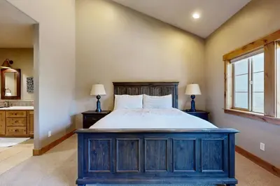 a bedroom with a large bed and two lamps at Walk-Friendly Truckee House in Truckee