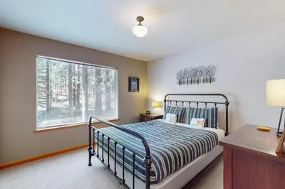 a bedroom with a bed and a window at Gold Dust Escape in South Lake Tahoe