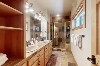 a bathroom with two sinks and a shower at Oslo Manor in Truckee