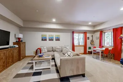 a living room with a couch and a tv at Oslo Oasis in Truckee