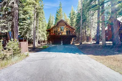 a house in the middle of a road in a forest at Oslo Oasis in Truckee