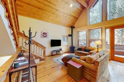a living room with a couch and a tv at Fawn Haven in Truckee