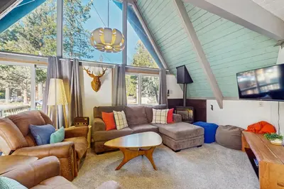 a living room with couches and a table at Arrowhead Escape in South Lake Tahoe