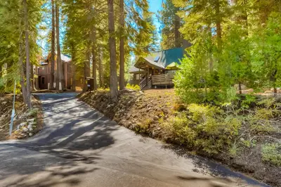 a driveway leading to a cabin in the woods at Cabin in the Woods in Tahoma