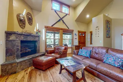 a living room with a leather couch and a fireplace at Kimque Dreams in Truckee
