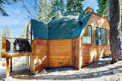 a wooden cabin with a roof on top of a tree at Chamonix Escape in Truckee