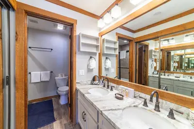a bathroom with two sinks and a toilet at Mountainback 100 in Mammoth Lakes