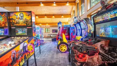 a room filled with lots of arcade games at Wolfe by AvantStay 5mins NorthStar Fireplace 2 Private Decks in Ponderosa Fairway Estates