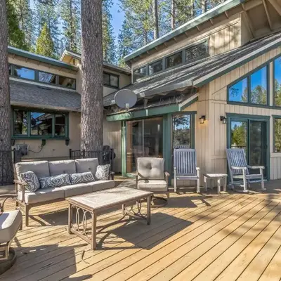 Dos Pinos Spacious Lakefront Cabin with Game Room