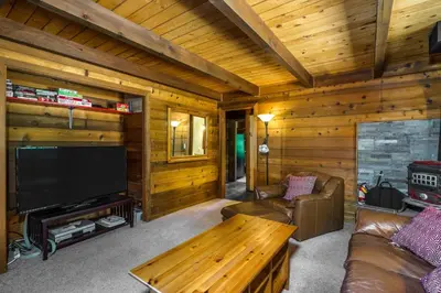 a living room with a flat screen tv in a cabin at Rustic Modern Cabina De Alba in Groveland