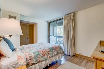 a bedroom with a bed and a window at Silver Strike Sanctuary in Truckee