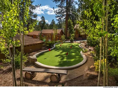 a golf course in the middle of a yard at Cedar Glen Lodge in Tahoe Vista