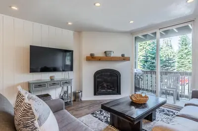 a living room with a fireplace and a tv at Highly updated 1 Bedroom plus den, 2 bath Crestview Unit 5 Sleeps up to 4 located near Canyon Lodge in Mammoth Lakes
