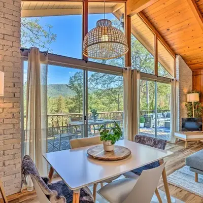 Lovely Oakhurst Cabin with Deck and Mtn Views!