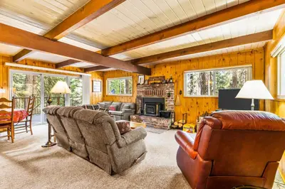 a living room filled with furniture and a fireplace at Jug Handle Hideaway in Arnold