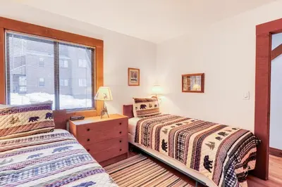 two beds in a bedroom with a window at Evergreen Escape in Truckee