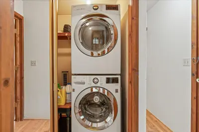 a washing machine and a washer in a room at Cub House- Remodeled cabin INSIDE Yosemite with new hot tub and more in North Wawona