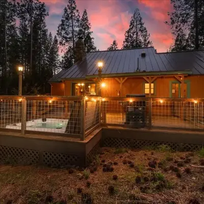 Cub House- Remodeled cabin INSIDE Yosemite with new hot tub and more