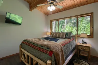 a bedroom with a bed in a room with a window at 3 Springs Hideout - Family cabin with hot tub in Yosemite in South Wawona