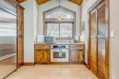 a kitchen with a stove and a microwave at Windsor Lodge in Truckee