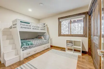 a childs bedroom with a bunk bed and a window at Windsor Lodge in Truckee