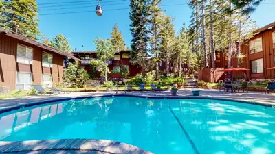 a swimming pool in the courtyard of a hotel at Mammoth Estates #140 condo in Mammoth Lakes