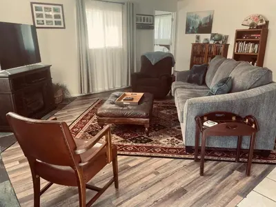 a living room with a couch and a tv at Sierra Sunset Cottage -Yosemite area vacation cottage in Ahwahnee