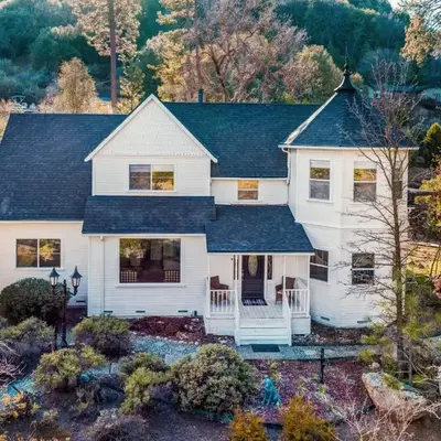 Yosemite Country House sleeps 20 w/ hot tub