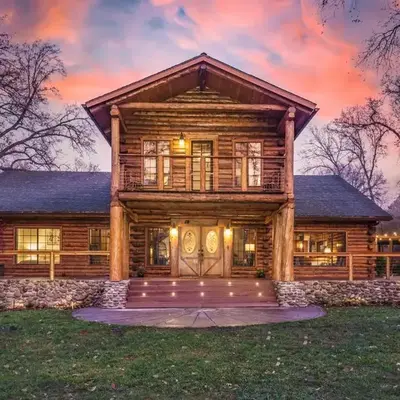 Log Cabin sleeps 20 with hot tub