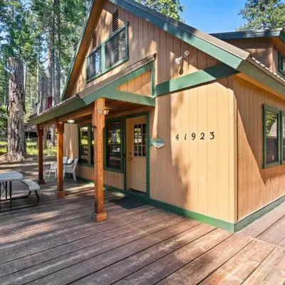 Toste Cabin- Spacious 3BR Cabin in East Village!