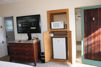 a room with a television and a refrigerator and a microwave at The Bonnie Inn Unit 1 in San Andreas